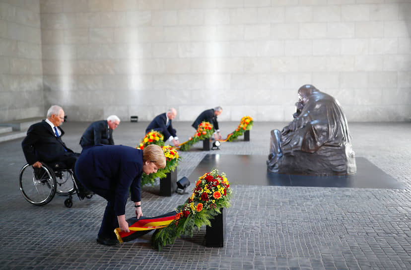 Берлин, Германия. Канцлер ФРГ Ангела Меркель на церемонии возложения венков