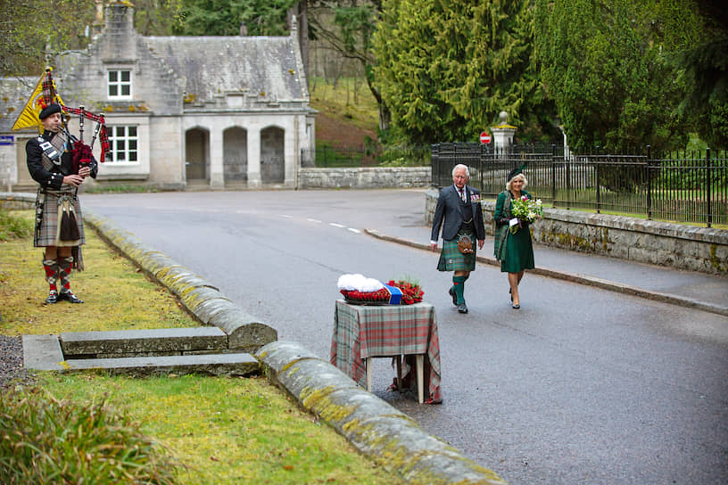 Шотландия, Великобритания. Принц Чарльз с супругой герцогиней Корнуольской Камиллой во время возложения цветов к мемориалу 