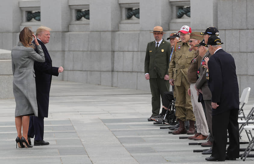 Вашингтон, США. Президент Дональд Трамп и его супруга Мелания приветствуют ветеранов 