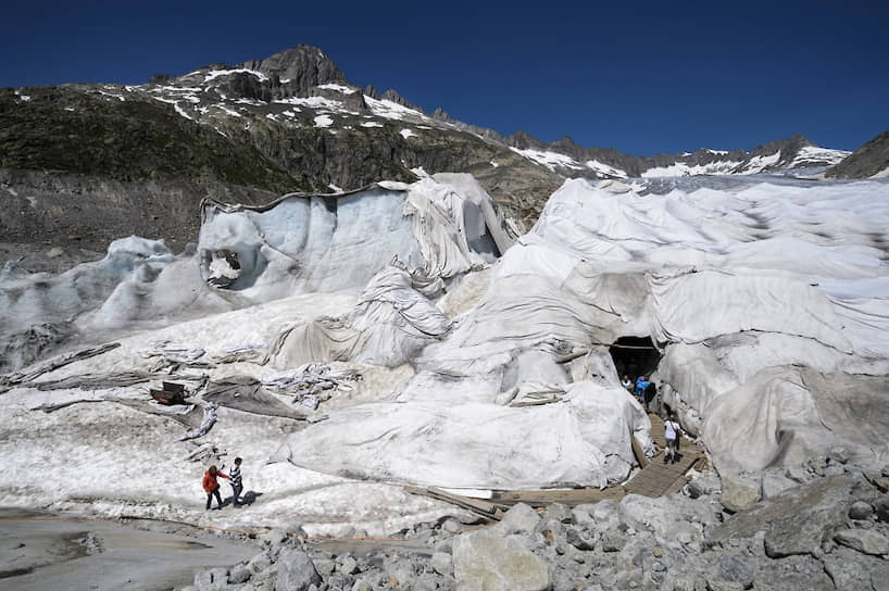 В жаркую погоду ледники в швейцарских Альпах покрывают специальным материалом, чтобы приостановить таяние