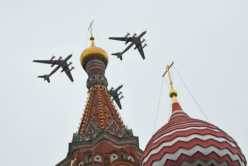 Стратегические бомбардировщики Ту-95МС на воздушном параде