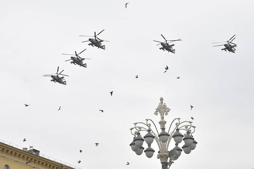Военные вертолеты в небе над Москвой