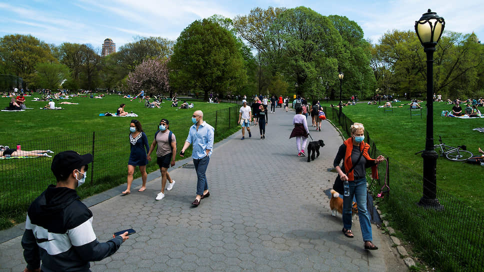 Гуляющие по Сентрал-парку люди. Нью-Йорк, 2 мая 2020 года