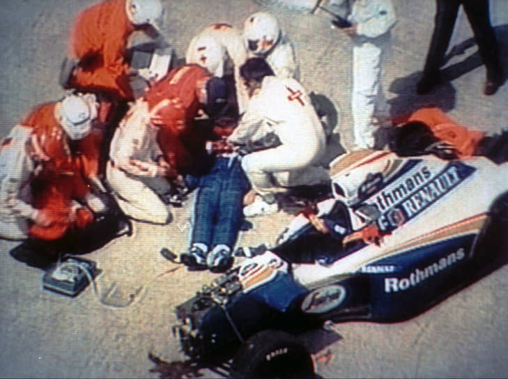 1994 год для поклонников «Формулы-1» был омрачен «черным» уик-эндом в Имоле. В рамках Гран-при Сан-Марино случилось несколько серьезных инцидентов, которые унесли две жизни — в квалификации разбился Роланд Ратценбергер, а в гонке попал в смертельную аварию четырехкратный чемпион Айртон Сенна (авария на фото)