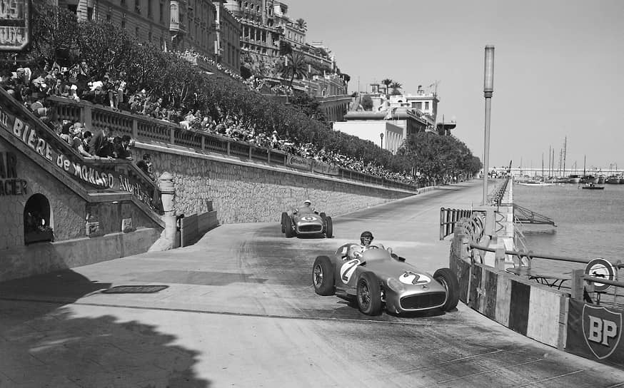 Гран-при Монако (на фото гонка 1955 года) считается жемчужиной «Формулы-1». Уик-энд на уличной трассе княжества проходит в атмосфере гламура и роскоши, а победа в Монте-Карло считается одной из самых престижных в мировом автоспорте