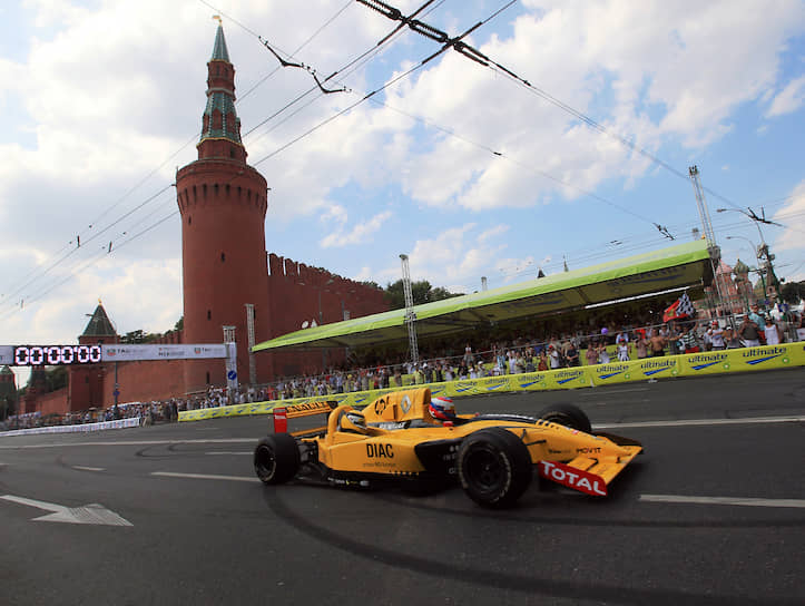 В 2010 году произошел еще один исторический момент — в «Формуле-1» появился российский гонщик. Виталий Петров дебютировал в качестве основного пилота команды Renault