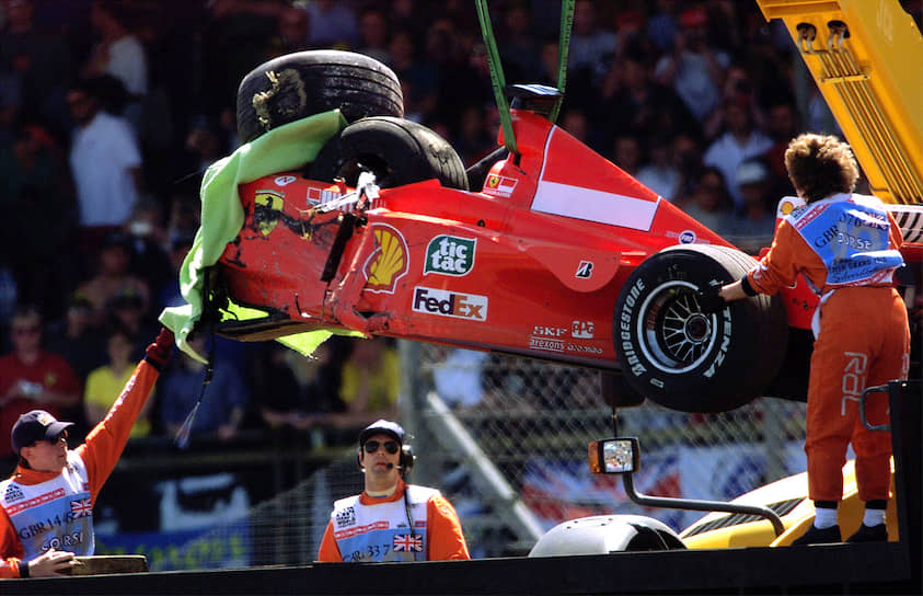 Пять из своих чемпионских званий Михаэль Шумахер завоевал в составе Ferrari. Он стал одним из тех, кто вернул команду, пребывавшую к моменту прихода немца в кризисе, к победным кондициям. Но и в этот период побед не обошлось без драм — одним из самых запоминающихся моментов стала авария на «Сильверстоуне» в 1999 году (на фото), в которой пилот сломал ногу и вынужден был пропустить сразу шесть этапов