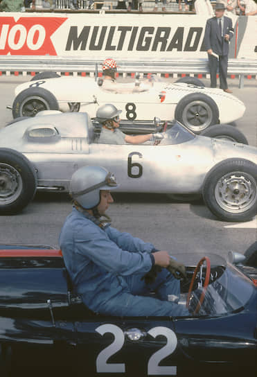 Участие в «Формуле-1» принимала и легендарная марка Porsche (на фото — Гран-при Монако 1961 года и Ханс Херрманн на Porsche 718 под №6), однако в гонках спорткаров фирма не добилась больших успехов. В «Формуле-1» Porshce выиграла только один Гран-при — этап во Франции силами Дэна Герни