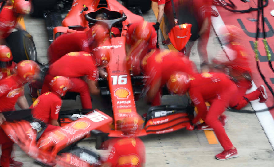 В настоящее время в «Формуле-1» участвует 10 команд и 20 пилотов. В мае 2020 года из команды Ferrari (на фото) ушел ее первый номер, четырехкратный чемпион мира Себастьян Феттель
