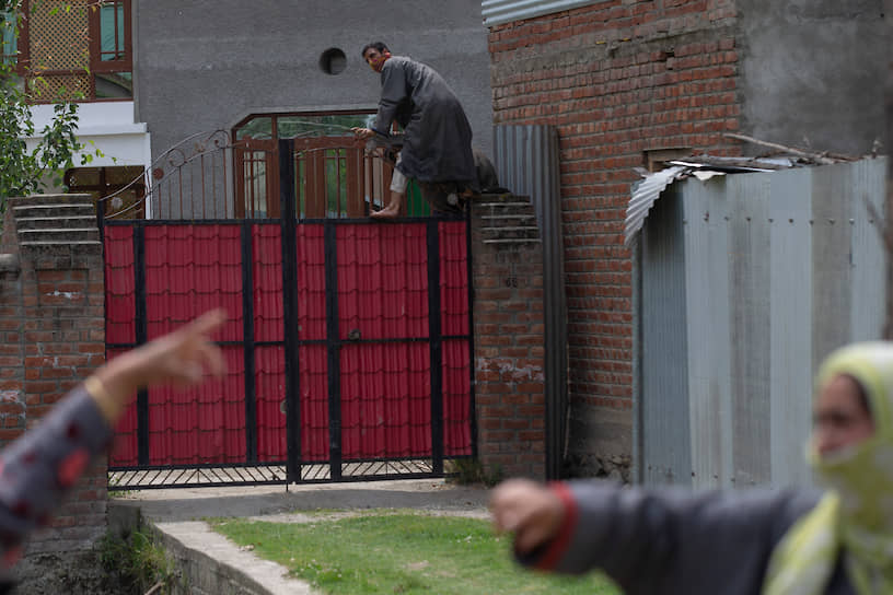 Махама, штат Джамму и Кашмир, Индия. Местный житель убегает от полиции на акции протеста