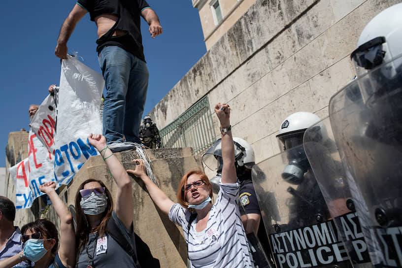 Афины, Греция. Акция протеста у парламента из-за внедрения дистанционного обучения в школах