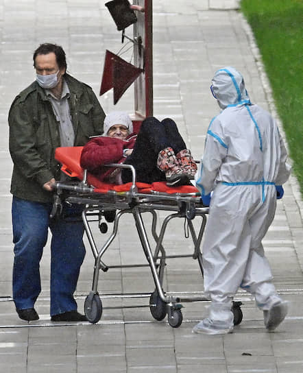 Москва, Россия. Пациентку везут на каталке в медцентре в Коммунарке 