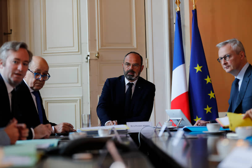 Премьер-министр Франции Эдуар Филипп (в центре)