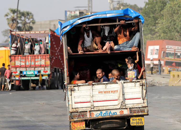 Мумбаи, Индия. Рабочие в грузовике 