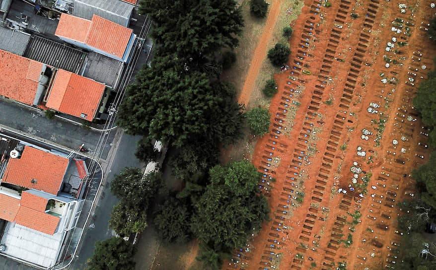 Сан-Паулу, Бразилия. Кладбище с новыми могилами