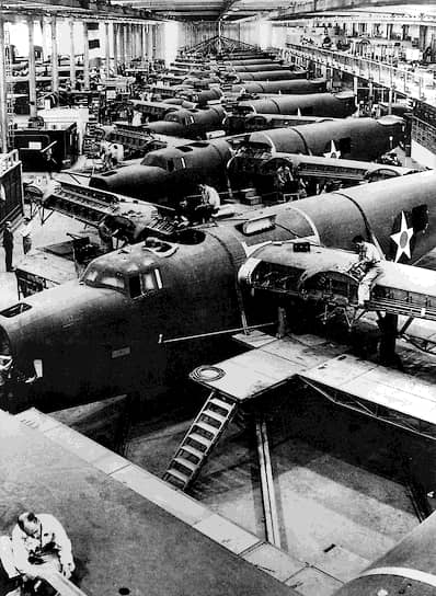 «США выйдут из нынешней борьбы с величайшими в мире торговым и воздушным флотами и с почти безграничными техническими возможностями их дальнейшего увеличения» (на фото — американский авиационный завод, 1940-е годы)