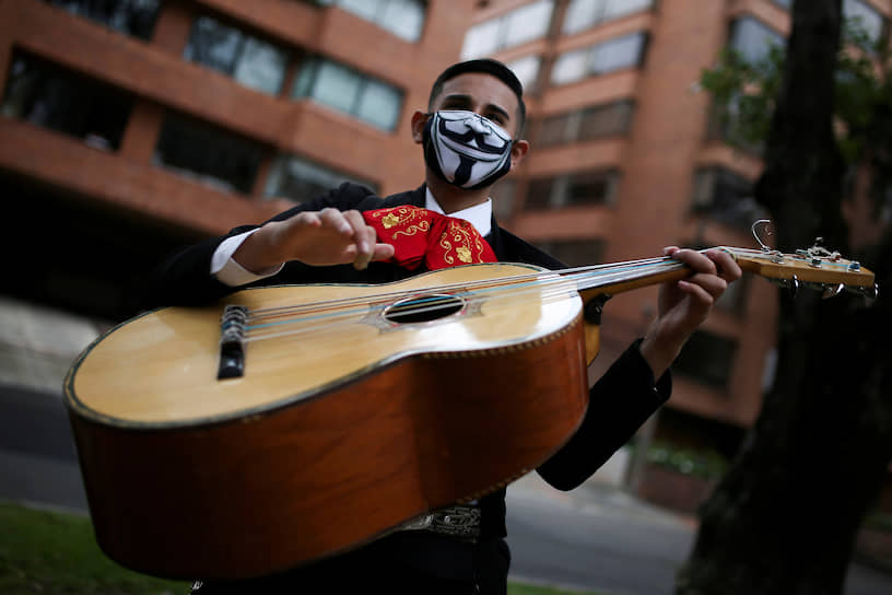 Богота, Колумбия. Музыкант в медицинской маске 