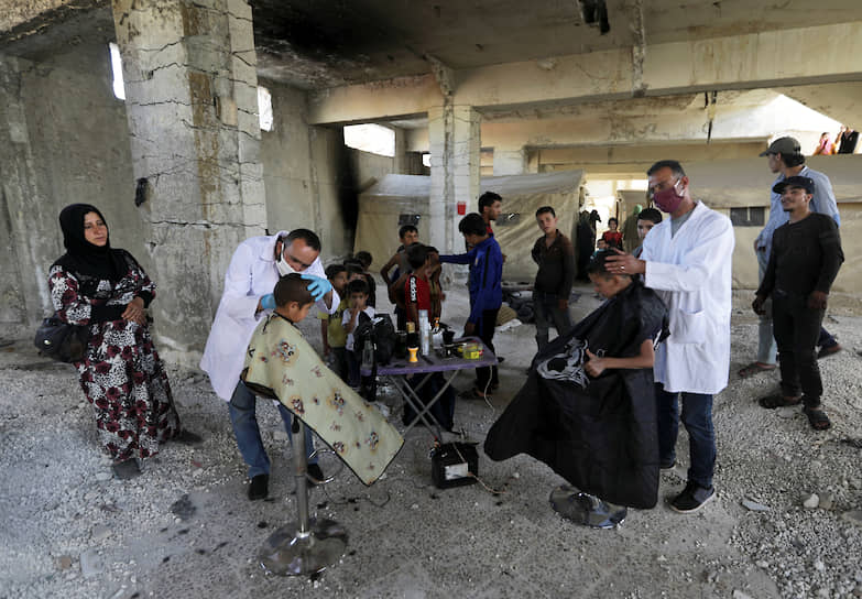 Идлиб, Сирия. Парикмахеры-волонтеры делают стрижку детям 