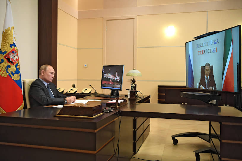 Президент России Владимир Путин во время встречи в режиме видеоконференции с президентом Татарстана Рустамом Миннихановым