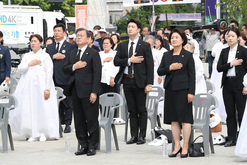 Президент Республики Корея Мун Чжэ Ин с супругой на траурной церемонии, посвященной 40-летию народного восстания в Кванджу