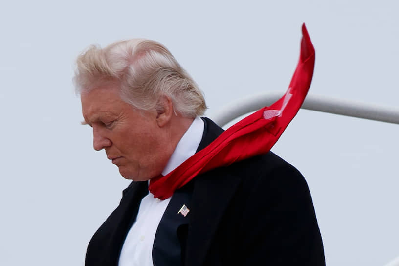 Индианаполис. Президент США Дональд Трамп в галстуке, закрепленном скотчем