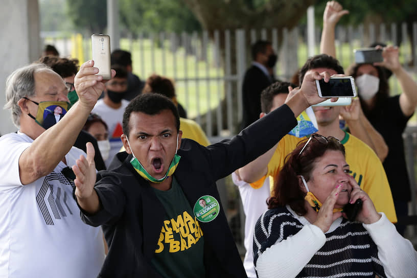 Бразилиа, Бразилия. Сторонники Жаира Болсонару перекрикиваются с журналистами у резиденции президента страны 