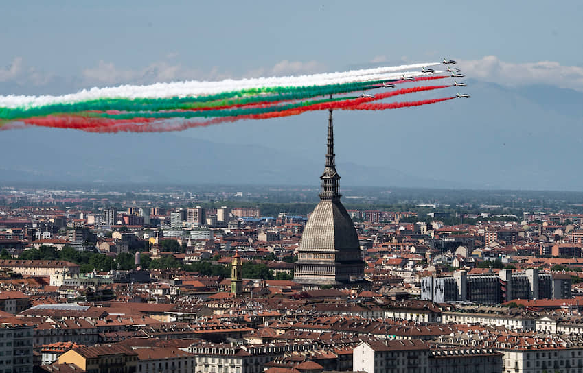 Турин, Италия. Выступление пилотажной группы ВВС в честь 74-летней годовщины перехода Италии от монархического строя к республиканскому