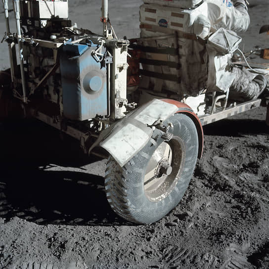 Отремонтированное скотчем крыло лунного вездехода (LRV)