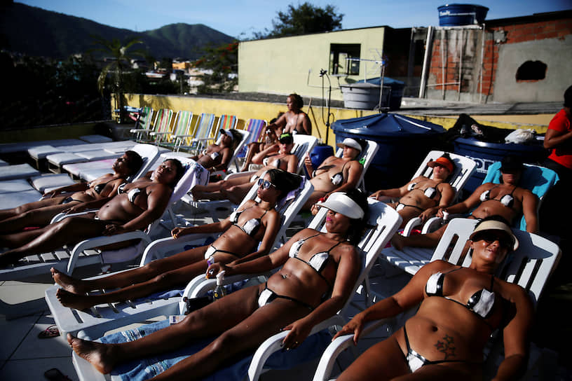 Рио-де-Жанейро, Бразилия. Женщины в самодельных бикини из клейкой ленты