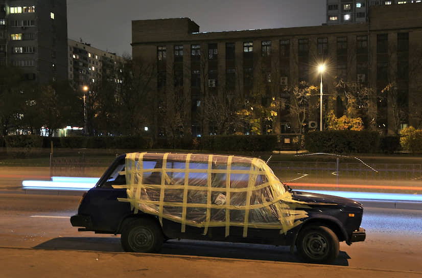 Москва. Автомобиль, накрытый пленкой и заклеенный скотчем