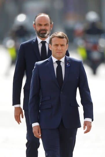 Премьер-министр Франции Эдуар Филипп (на заднем плане) и президент Франции Эмманюэль Макрон