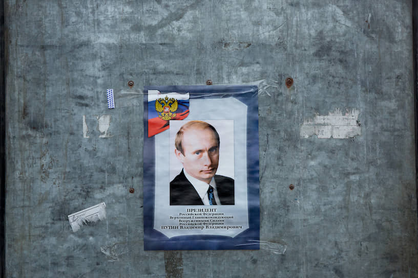 Россия. Портрет президента Владимира Путина, приклеенный на дверь грузовика