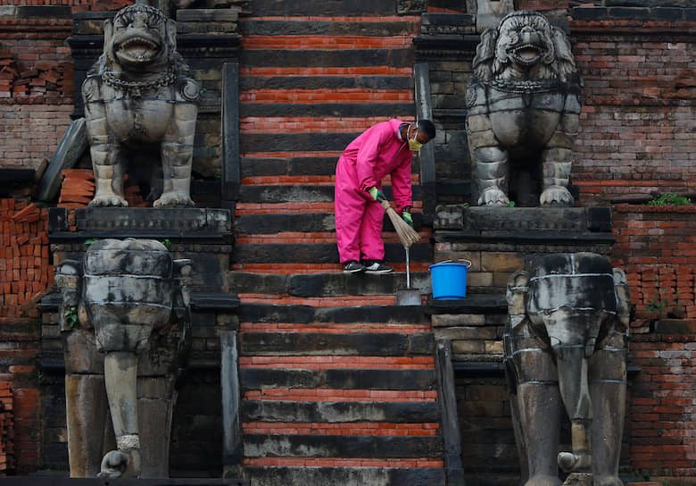 Бхактапур, Непал. Уборщик подметает лестницу храма