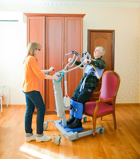 В Европе физиотерапевты приходят на дом к пожилым людям и инвалидам, чтобы оказывать им реабилитационные услуги