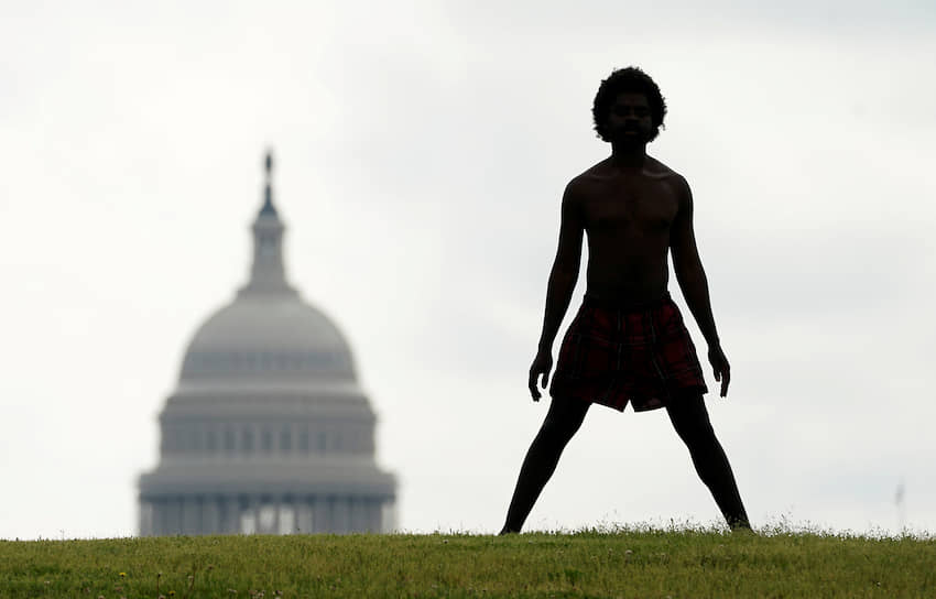 Вашингтон, США. Мужчина на фоне Капитолия