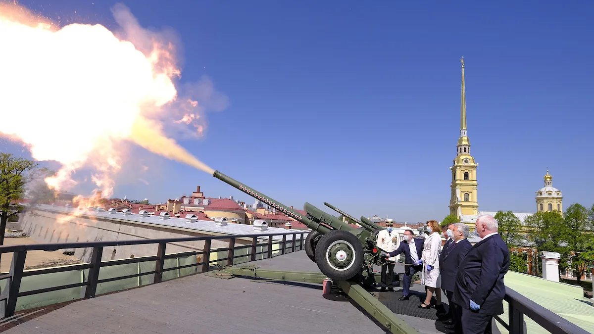 Полуденный выстрел с петропавловской. Пушки Петропавловской крепости в Санкт-Петербурге. Полуденный выстрел с Петропавловской крепости.