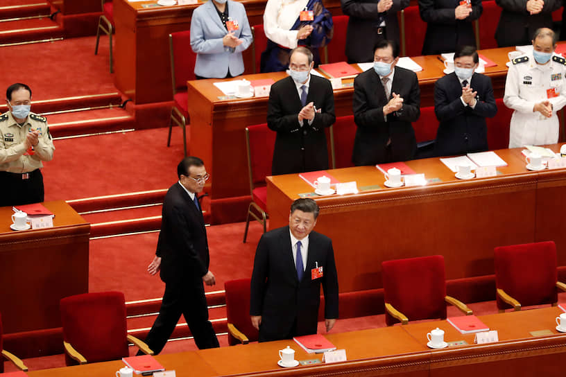 Председатель КНР Си Цзиньпин (в центре) и премьер Госсовета КНР Ли Кэцян