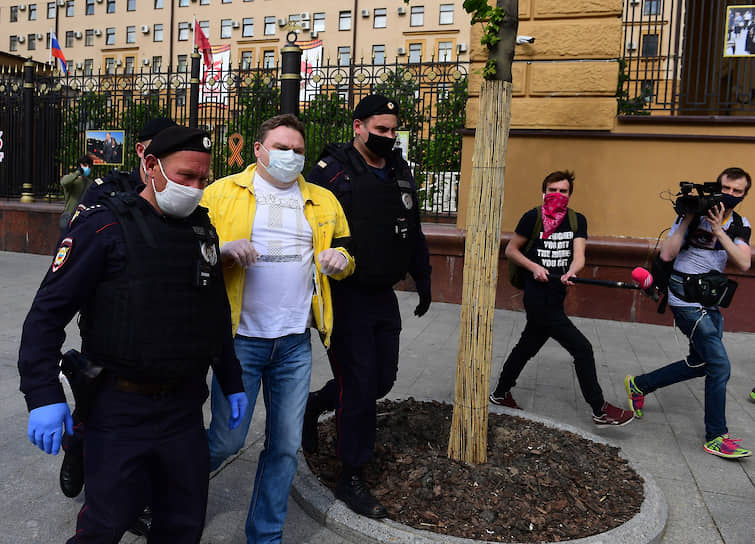 Задержание журналиста Александра Плющева