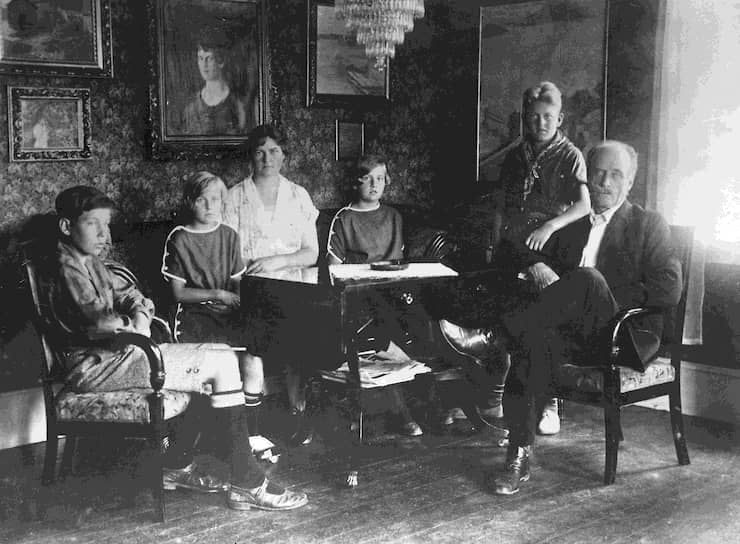 Кнут Гамсун с женой и детьми, 1926 год. Слева направо: Тор, Сесилия, Мари, Элинор, Арилд, Кнут