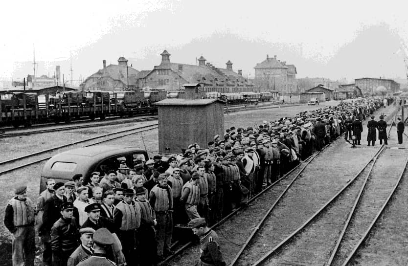 Норвежские заключенные в порту Осло перед отправкой в немецкие концлагеря. Май 1940 года