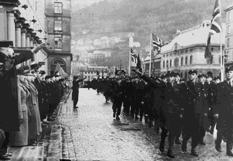Квислинг принимает парад «Хирда» (боевого крыла своей партии) в Осло