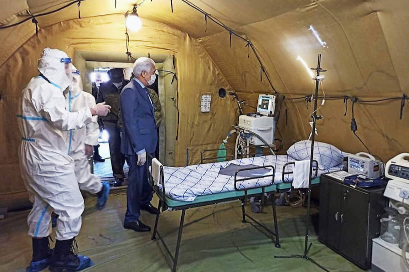 Глава Дагестана Владимир Васильев во временном госпитале Минобороны в Ботлихе