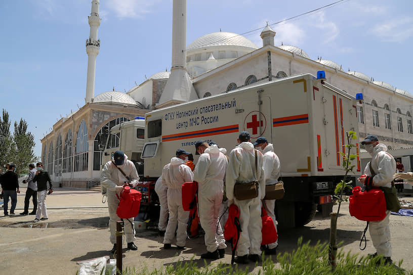 Сотрудники МЧС России проводят дезинфекцию Джума-мечети в Махачкале