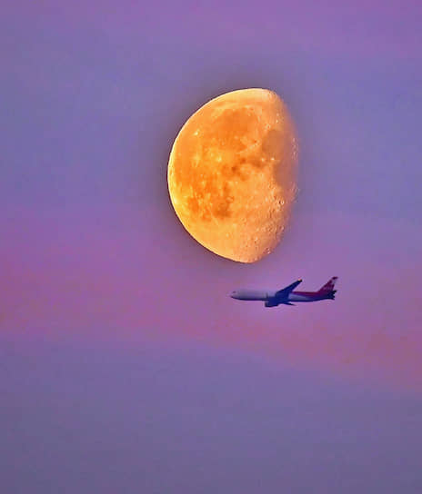 12 мая. Самолет в небе на фоне луны