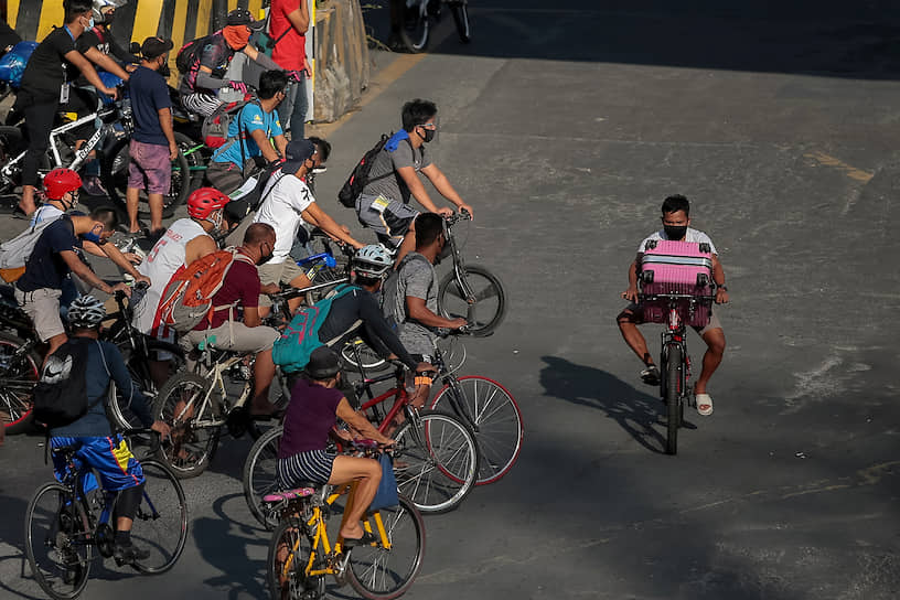 Манила, Филиппины. Велосипедисты во время ограничения движения транспортных средств
