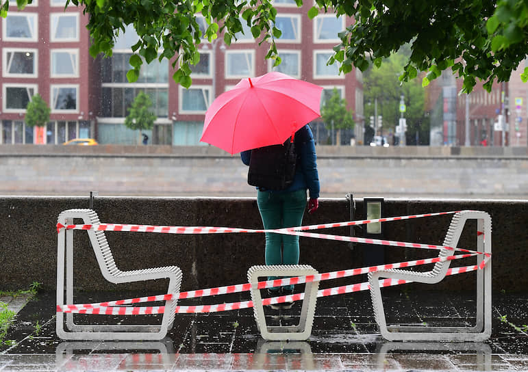 Москва, Россия. Девушка с зонтиком во время дождя