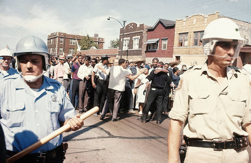 Бунт в Детройте (с 23 по 27 июля 1967 года) 
&lt;br>Началом послужил полицейский рейд, закрытие нелегального бара и арест нескольких чернокожих посетителей. Столкновения с полицией переросли в грабежи и погромы по всему городу. Для подавления бунта был установлен комендантский час, введены подразделения Нацгвардии и армейские части. В беспорядках по разным оценкам принимало участие 10 тыс. человек, погибли 43 человека, 460 были ранено, 7200 арестованы. Более 2 тыс. зданий были разрушены