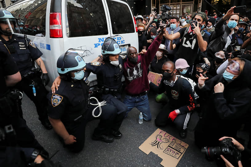 Нью-Йорк, США. Полицейские и протестующие против полицейского произвола после убийства афроамериканца Джорджа Флойда в Миннеаполисе во время шествия по улицам города