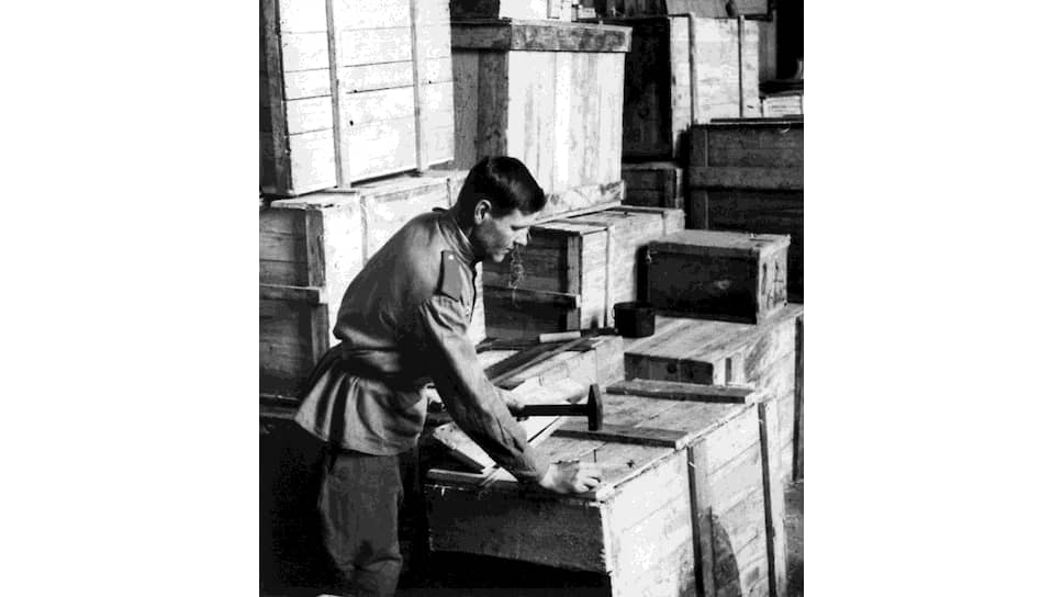 Zasílání osobních trofejí do SSSR pod rouškou státu se velmi rychle rozšířilo (na obrázku je balení trofejí. Berlín, 1945)