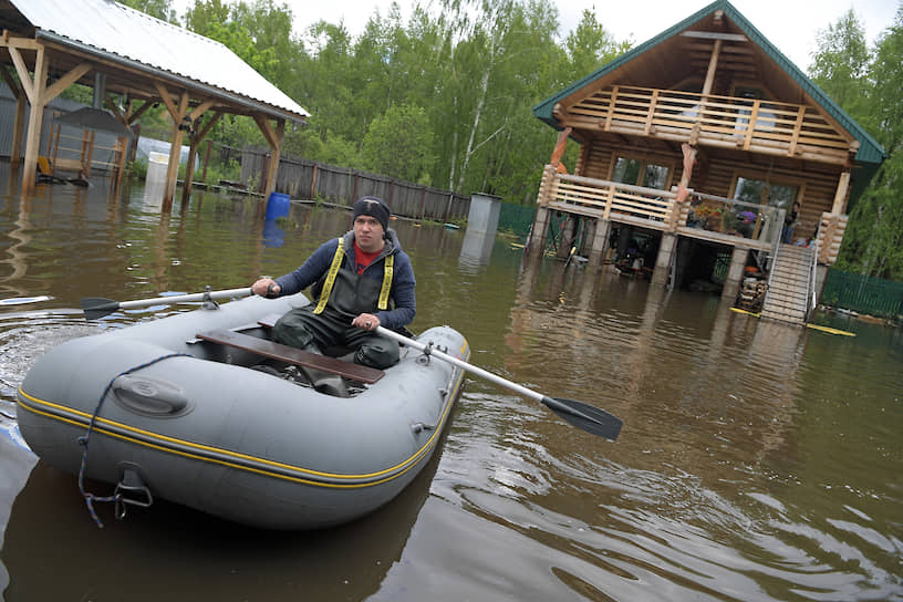 Щелковский район, Московская область. Подтопленный после проливных дождей садовый участок 
